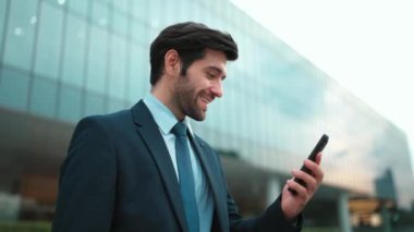 Başarılı bir iş adamı ayakta durarak satışların artmasını kutluyor. Mutlu proje yöneticisi ya da lider başarılı bir projeyle gurur duyuyor, terfi alıyor, telefon tutarken iş buluyor. Sevinçli..