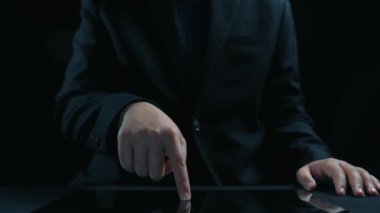 Verimli çalışma süreçleri için çevrimiçi belge dizinlerini yöneten iş adamı. Tüm önemli çevrimiçi belgelerinize kolayca güvenli ve hızlı bir şekilde erişim sağlayın. Kullanıcı Kimliği