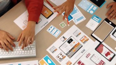 Mobil uygulama ya da web sitesi için kullanıcı arayüzü prototipi planlayan şirket çalışanlarının en iyi görünüm videosu. UX UI tasarımcı beyin fırtınası kullanıcı dostu arayüz planı. Sinerjik