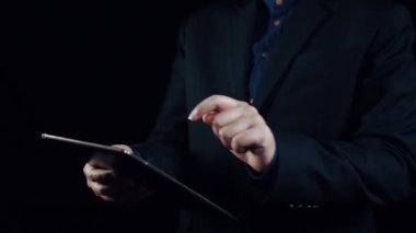 İş adamı siber güvenliğin özünü keşfeder. Siber koruma yöntemlerini, tehditleri derinlemesine araştır ve siber güvenlik duruşunu güçlendir. Siber güvenlik çağında UUID 'de gezinmek için gerekli