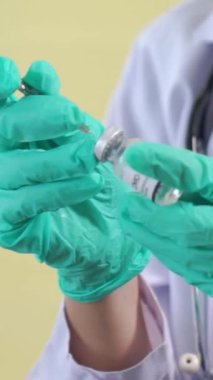 Yetenekli doktor aşıyı enjeksiyondan önce mükemmel bir şekilde hazırlayın. Covid 19 ve Coronavirus Aşı Merkezi Hizmet Konsepti .