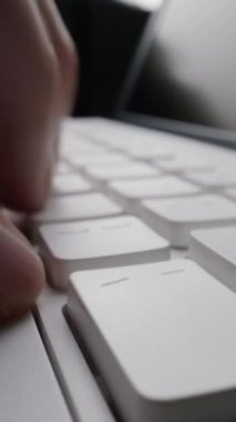 Bilgisayar klavyesinde parmaklarıyla daktilo eden hızlandırılmış yakın çekim adam. Makro yumuşak odaklı bebek çekimi. Bilgisayar programlama, metin sohbeti çevrimiçi mesajlaşma ve çevrimiçi pazarlama işi hiper hız kavramı.