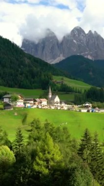 Dolomitler İtalya 'da Santa Maddalena' da ya da Ruefen Dağı 'nın eteğindeki St. Magdalena köyünde. Güzel dağ manzarası turistleri Kuzey İtalya 'da gezen Dolomitlere çekiyor..