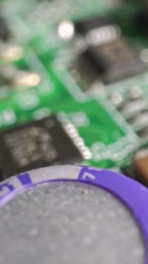 Dolly kaydırıcı ile akıllı telefon çekimleri içinde yeşil baskılı devre tahtası elektroniği aşırı yakın plan.
