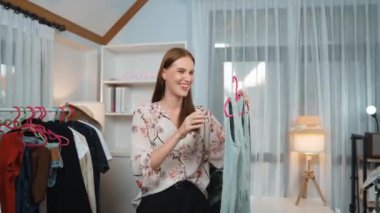 İki kadın nüfuzlu kişi canlı yayın yapan video klip eleştirisi kıyafetlerini sosyal medyada ya da blogda yayınlıyor. Stüdyo ışıklandırmalı mutlu genç kız çevrimiçi pazarlama oturumu yayını için..