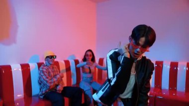 Asyalı bir adam pop müzikle dans ederken, çok kültürlü bir arkadaş evde ışık altında oturuyor. Çekici bir sokak dansçısı kameraya bakarken hip hop müzik dinliyor. Mutluluk.
