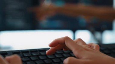 Yavaş çekim yakın çekim el, bilgisayar programlama için arka uç yazılım geliştirici mühendisi hata ayıklama hesaplama kodu üzerinde birlikte çalışarak, monitörde karmaşık algoritmaları çözerek. Filizlenen