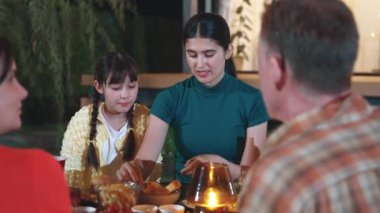 Aile, bahçede tatil kutlaması için bir araya geldi. Aile üyeleri, yemeğe. Açık hava kamp aktivitesi yemekle rahatlamak ve nesiller arası tatlı akrabalarla vakit geçirmek için. Uyumsuzluk.
