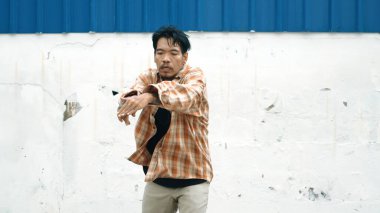 İspanyol komedi koreografı hip hop tarzında dans ediyor. Genç mutlu break dansçı B-boy dansı yapıyor. Sokak dansı yapan komik adamın hareket çekimi. Açık hava sporu 2024. Modern dans. hiphop.