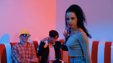 İspanyol dansçı çeşitli arkadaşlar birlikte dans ederken hareket eder. Mutlu profesyonel hipster el sıkışırken aynı zamanda çok kültürlü bir grubu destekliyor ve cesaretlendiriyor. Mutluluk.