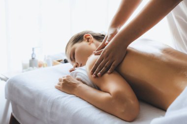 Kafkasyalı kadın müşteri stres önleyici spa masajının keyfini çıkarıyor ve lüks otel ya da oteldeki gündüz açık ortam güzellik salonunda güzellik teniyle eğleniyor. Sessiz.