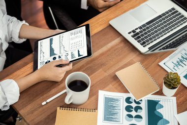 Ofis masasındaki finansal veri raporlarını analiz eden çeşitli bir grup iş analisti. Stratejik pazarlama planlaması için iş zekası analizi çizelgesi ve grafiği.