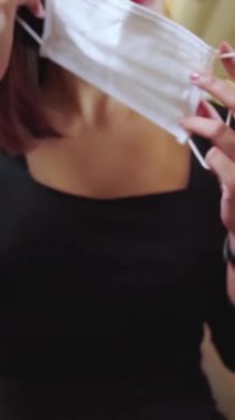 Ticari uçakla seyahat ederken yüz maskesi takan bir gezgin. Coronavirus hastalığı veya COVID kavramı Turizm ve havayolu şirketleri üzerinde 19 salgın etkisi .