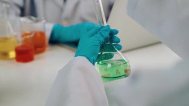 Laboratuvar araştırmacısı yeni bir ilaç geliştirir ya da tedavi eder. Laboratuvar tüpünde renkli kimyasal sıvı kullanır. Bilimsel veya kimya uzmanlığı ve laboratuvar ekipmanları ile sağlık hizmetlerinin teknolojik gelişimi. Katı.