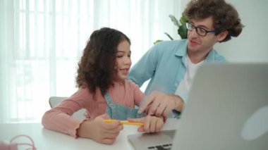 Mutlu akıllı baba, kızına mühendislik komut veya kod yazmayı öğretirken kalemini gösterip kulağına takıyor. Kafkasyalı baba programlama sistemini ya da genç liseli kızlara yapay zeka üretmeyi açıklıyor. Pedagoji.