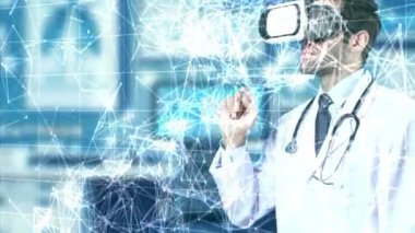 VR kulaklık takarak beyin hologramını kontrol eden yetenekli bir tıp çalışanı. Profesyonel doktor sanal gerçekliği kullanırken insan organı ve beyin dalgalarına bakıyor. Aygıt.