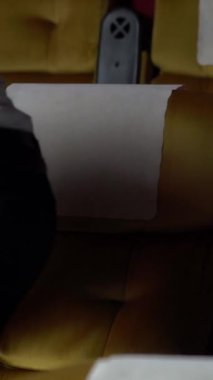 Erkekler ve kadınlar sinemaya girerken 3D gözlük takıyorlar. Ekrana bakıp patlamış mısır yiyerek.