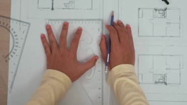 Müşteri denetimi ile yavaş çekim iç mimar taslağı hazırlamak ve ev dekorasyonunu müşteri talebine göre düzenlemek. Mimari müşteri hizmetleri. Değiştirilmiş