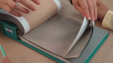 Profesyonel mimar ve iç mimarın yavaş çekim görüntüleri. İç mekan tasarımı için malzeme ve renk paleti sunumu. Müşteri denetimi ve denetimine dayalı. Değiştirilmiş