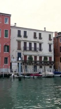 İtalya 'da turizm teknesinden Venedik Büyük Kanalı İstikrarlı Çekimi. - UNESCO 'nun dünya mirası olarak Venedik İtalya' nın güzel şehri ve aynı zamanda işlek limanı olan İtalya 'da önemli bir turizm beldesi..