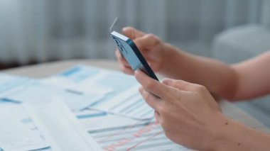 Stresli genç bayanın kredi kartı borçlarıyla ilgili mali sorunları var. Kötü kişisel para ve mortgage ödeme yönetimi krizinden korunmak için. Kadınlar aşırı harcama yüzünden finansal iflastan endişe ediyorlar.