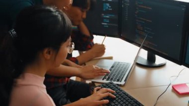 Bilgisayar programlama için arka uç yazılım geliştirici mühendisi. Yazı yazma kodlarını ayıklamak için birlikte çalışıyorlar. Ofisteki monitörde karmaşık algoritmaları çözüyorlar. Filizlenen