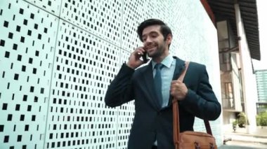 İş adamı telefonla ve neşeyle dans ederek müdürle konuşuyor. Yatırımcı iyi haberler alır, terfi alır, telefondan başarılı bir iş bulur ve aşırı sevinç hisseder. Sevinçli..
