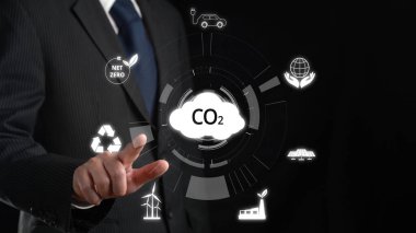 İş adamı CO2 emisyonlarını azaltmak için girişimlerde bulunuyor ve net sıfır hedefliyor. Daha yeşil bir gezegenin karbondioksitini azaltarak sürdürülebilirliğe olan bağlılığını gösteriyor. FaaS