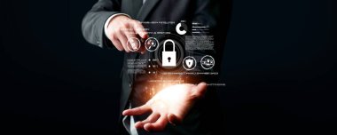 İş adamı siber güvenliğin özünü keşfeder. Siber koruma yöntemlerini, tehditleri derinlemesine araştır ve siber güvenlik duruşunu güçlendir. Siber Güvenlik Çağı FaaS 'ında yol almak için gerekli.