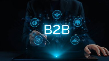 İş adamı B2B peyzajında geziniyor, iş-iş bağlantılarını geliştirmek için kullanım teknolojisi kullanıyor. B2B etkileşimini yeniden şekillendiren keşifler, iş-iş stratejilerinde yenilikleri yönlendiren araçlar. Kullanıcı Kimliği