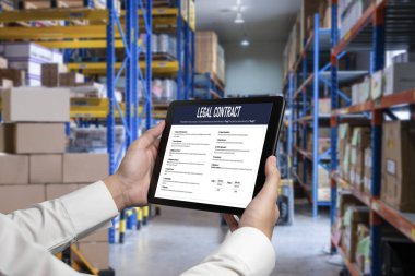 Dijital yasal sözleşme, gelecekteki iş anlaşmalarının imzalanması için gerekli koşulları ve şartları bilgisayar ekranında sunar.