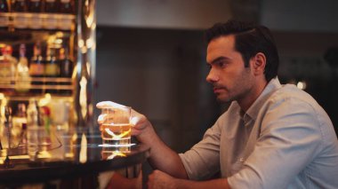 Akıllı adam tek başına oturmuş kokteyl içiyor. Eski moda bekleme arkadaşları ya da cuma gecesi barda ve restoranda lüks içki tezgahında içki içen bir çift. Vinosity.