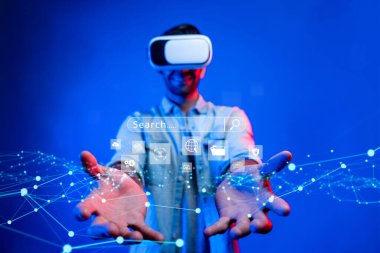 İş adamı, stratejik kararlar için değerli verileri çıkartarak arama motoru araştırması yapıyor. Kapsamlı araştırma ve SEO veri analizi için arama motorları kullanılıyor. FaaS