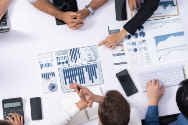 Üst düzey analist ekibi toplantı odasındaki mali verileri analiz etmek için BI Fintech 'i kullanıyor. İş anlayışı ve stratejik pazarlama planlaması için kağıt üzerinde analitik BI gösterge paneli. Tedbirli