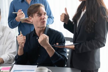 Heyecanlı ve mutlu bir ofis çalışanı başarılı bir stratejik iş pazarlama planlaması yaptıktan sonra kutlama yapıyor. Takım çalışması ve olumlu tutum verimli ve destekleyici bir iş yeri yaratır. Tedbirli