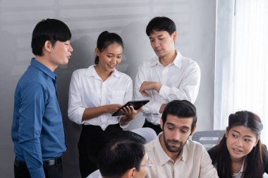 Bir grup farklı ofis çalışanı şirket ofis odasında stratejik iş pazarlama planlamasında birlikte çalışıyor. İş yeri konseptinde pozitif takım çalışması. Tedbirli