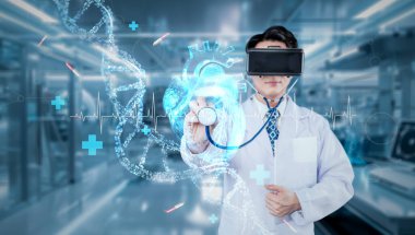 Doktor steteskop tutarken insan nabız hologramını kontrol ediyor ve artırılmış gerçeklik teknolojisi kullanırken insan organına bakıyor ve arka planı bulanık bir şekilde laboratuvarda duruyor. Yaratıcılık.