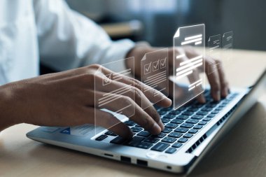 Verimli çalışma süreçleri için çevrimiçi belgeleri yöneten bir iş adamı. Tüm önemli çevrimiçi belgelerinize kolayca güvenli ve hızlı bir şekilde erişim sağlayın. FaaS