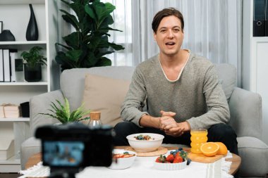 Akıllı beslenme yayın kuruluşu, taze yoğurt sosu, meyve suyu ve portakal suyu içeren sağlıklı besin seçimi sunarak, her öğünde vitamin ve lif kullanımını açıklıyor. Bireysel.