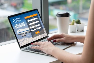 Online uçuş rezervasyon sitesi mod rezervasyon sistemi sağlar. Seyahat teknolojisi kavramı .