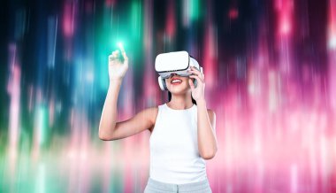 Kadın standı beyaz VR kulaklık takıyor ve kolsuz metaevren, gelecek teknolojisi soyut ışıkla çevrili. Sanal gerçekliğin işaret parmağı hologram nesnesini kullanıyor. Halüsinasyon.