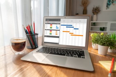 Ekip projesinin zaman çizelgesini gösteren bilgisayar ekranında, modern iş projesi yönetimi için proje planlama yazılımı