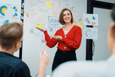 Erkek proje yöneticisinin yakın plan görüntüsü soru sormak için el kaldırırken, genç güzel lider zihin haritası ve renkli yapışkan notlar kullanarak iş projesini kendinden emin bir şekilde sunuyor. Tertemiz..