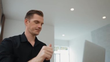 Genç adam internet bankacılığı için kredi kartlı dizüstü bilgisayar kullanıyor. İnternet üzerinden alışveriş yapıyor. Banka kartıyla modern ve kullanışlı online satın alma. Düzenle