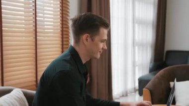 Psikiyatri ofisinde ya da terapi odasında koltukta oturan erkek psikolog. Arkadaş canlısı ve profesyonel ruh sağlığı danışmanı ve terapisti. Düzenle