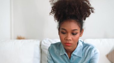 Destekleyici ve rahatlatıcı eller depresif hasta insanı neşelendiriyor ya da önemli empati ile stresli zihin. Psikolog, klinikte stresli ve üzgün bir hastaya güven veriyor..