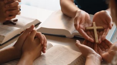 Hristiyan katolik takipçilerle dinsel bağlılık ve maneviyat duygusu doludur. Ağır çekimde Hıristiyan insanlar birlikte dua ederken el ele tutuşup grup duası yapıyorlar. Filizlenen