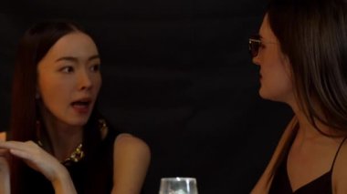 Güzel bir kadının portresi, lüks bir tezgah içecek barında arkadaşlarıyla sohbet edip, dilimlenmiş portakallı gazoz içerken. Kulüpte sosyetenin özünü yakalamak. Vinosity.