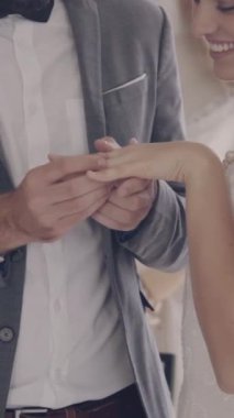 Gelinlik giymiş mutlu gelin ve damat düğün törenine hazırlanıyor. Kadın ve erkeğin romantik aşkı..