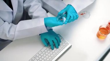 Bilimsel uzmanlığa, laboratuvar ekipmanlarına ve yenilikçi tıbbi biyoteknoloji yazılımına sahip laboratuvar sağlık araştırma ekibi yeni ilaçlar araştırıyor, tedavi geliştiriyor. Ağır çekim. Katı.